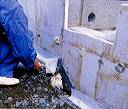 酒井商会 防蟻成分含有ウレタンフォームエアゾール式現場簡易発泡タイプ　1液型三井化学産資製「防蟻フォーム」の用途基礎部分と地盤の隙間に